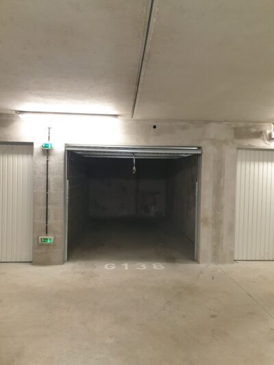 Garage avec porte ouverte de 2,40 m