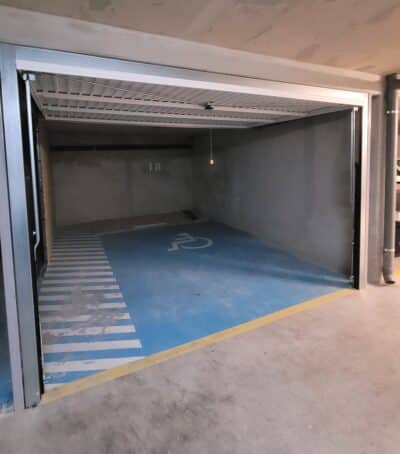 Loue grand garage box fermé à SAINT-ANDRÉ-DE-LA-ROCHE