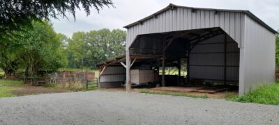 Hangar ouvert sur terrain clos