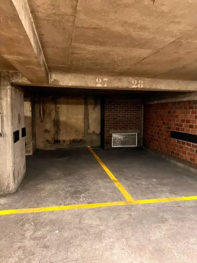 Paris 8 : double emplacement en sous sol