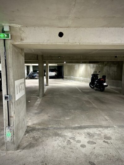 Place de parking spacieuse