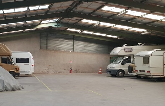 Garage pour hivernage de camping-car, caravane à Jarnosse (42)